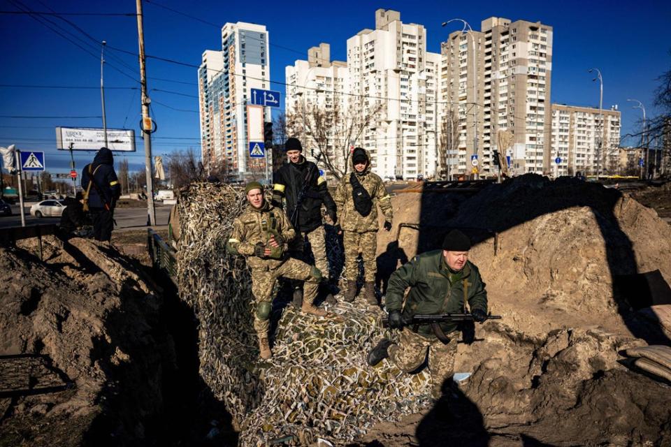 Kyiv residents and volunteers prepare to defend their city from Russian forces (AFP via Getty Images)