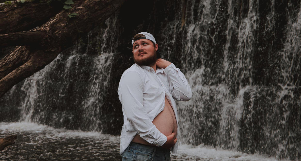 Jared Brewer of Kentucky wanted to cheer up his pregnant, bedridden wife, so he replaced her in a maternity shoot. (Photo: K.M. Smither Photography)