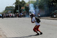 A demonstrator clashes with supporters of Nicaraguan president Daniel Ortega's government in Managua, Nicaragua September 23, 2018. REUTERS/Oswaldo Rivas