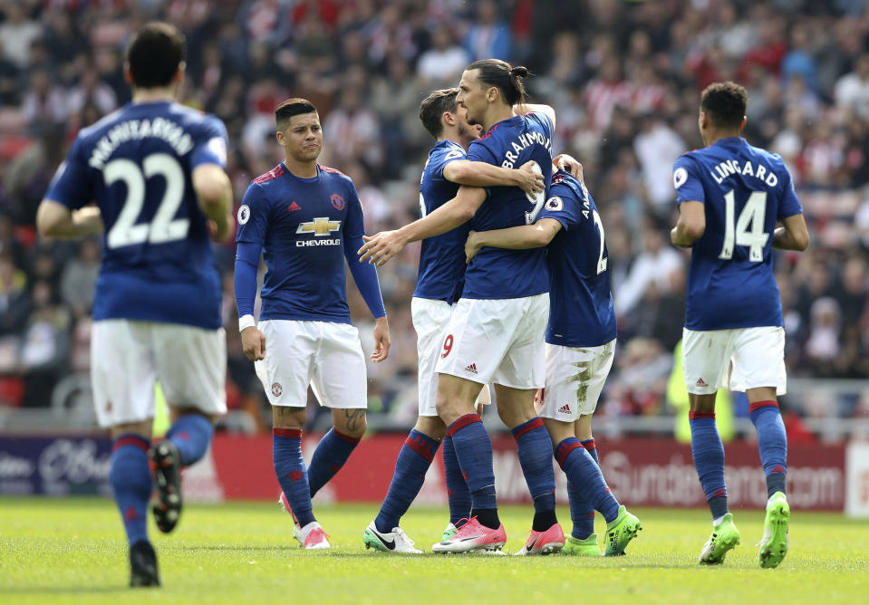 Zlatan Ibrahimovic, del Manchester United, al centro, celebra el primer gol de su equipo en el duelo ante el Sunderland, durante el juego de la Premier del domingo 9 de abril de 2017 en el Estadio de la Luz en Sunderland, Inglaterra. (Owen Humphreys/PA via AP)