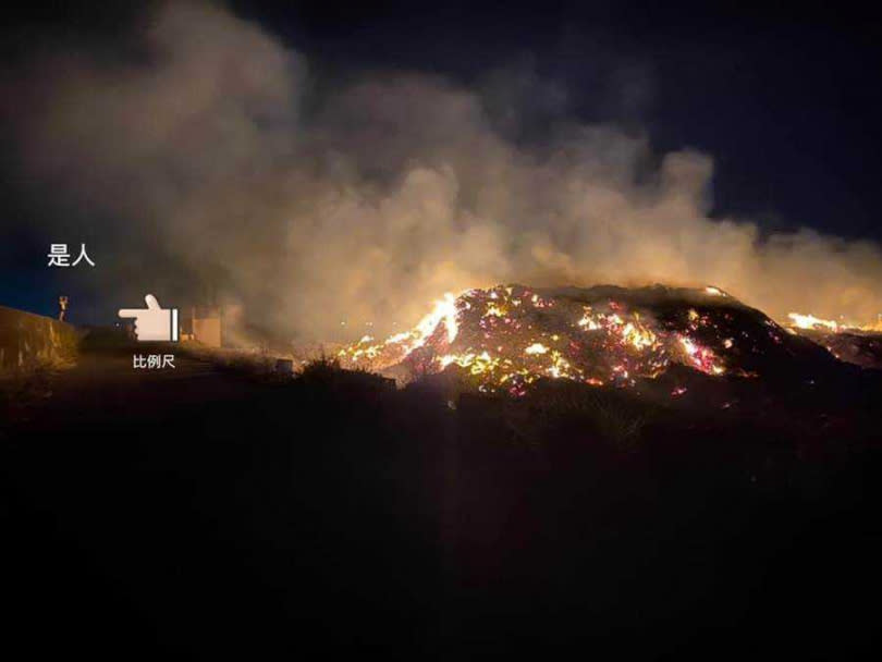 彰化縣大城鄉東港村三林橋附近農地堆積的垃圾山，狂燒成煉獄。（圖／大城人的大小事）