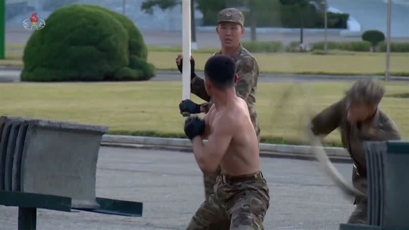 北韓士兵表演各種武術。（圖／AP／KRT授權）