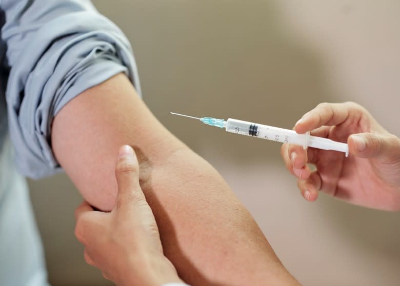 當局批準復必泰疫苗接種年齡下限至12歲，下星期初會公布計劃詳情；有專家指，12至15歲群組產生抗體較成年人高。
