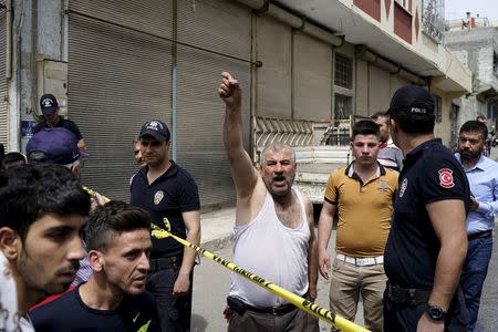 Locals protest against officials asking them to resign as they argue with police about their security concerns after two rockets hit the Turkish town of Kilis near the Syrian border, Turkey, April 24, 2016. REUTERS/Umit Bektas