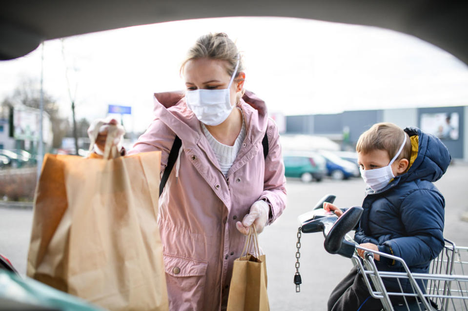 Un niño acompaña a su madre a hacer las compras.