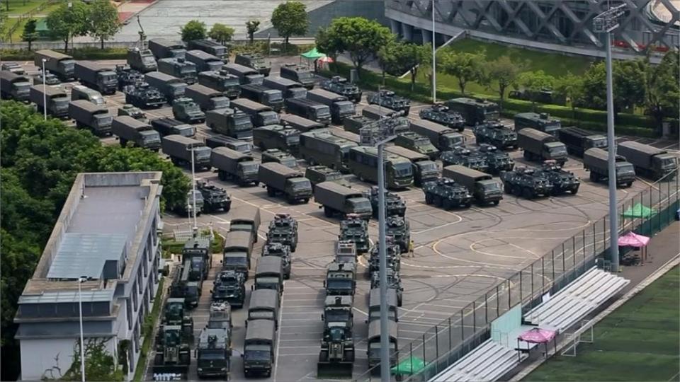 《美聯社》報導，超過500輛的解放軍裝甲車進駐深圳