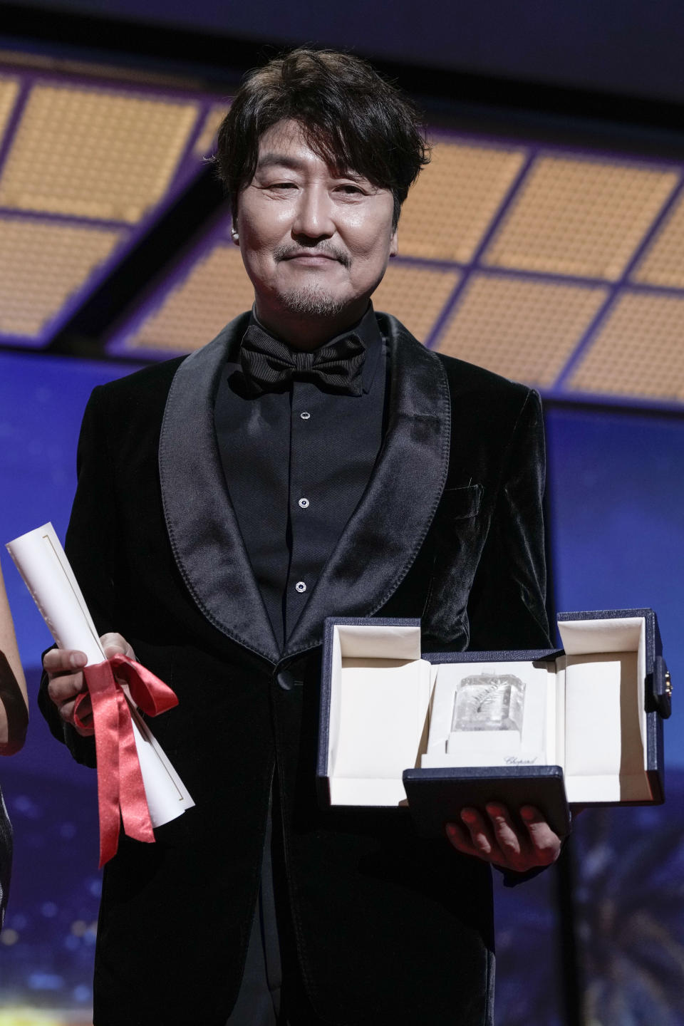 Song Kang-ho recibe el premio al mejor actor por su trabajo en "Broker" durante la ceremonia de clausura del Festival Internacional de Cine de Cannes, en su 75a edición, el sábado 28 de mayo de 2022. (Foto por Joel C Ryan/Invision/AP)