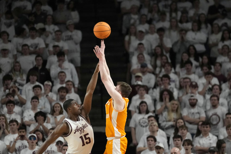 Texas A&M forward Henry Coleman III, left, contests a shot by Tennessee guard Dalton Knecht, right, during the first half of an NCAA college basketball game, Saturday, Feb. 10, 2024, in College Station, Texas. (AP Photo/Sam Craft)