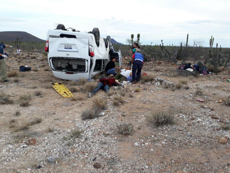 <p>BAJA CALIFORNIA SUR (MÉXICO), 14/02/2018.- Vista general de uno de los vehículos volteados y sus ocupantes en el suelo, que formaban parte de la caravana del Consejo Indígena, de la aspirante a la presidencia de México María de Jesús Patricio Martínez, también conocida como Marichuy, que sufrieron un accidente en el tramo de la carretera Federal entre San Ignacio y Vizcain, en el estado de Baja California (México) hoy, miércoles 14 de febrero de 2018. En el vehículo viajaban 11 miembros del CIG, la coordinación del CNI, integrantes de las redes de apoyo al CIG en Baja California Sur y nuestra vocera Marichuy quien junto con la concejala Lucero Islava están lesionadas, indicó el organismo en su cuenta de Twitter. EFE/Manuel Pérez </p>