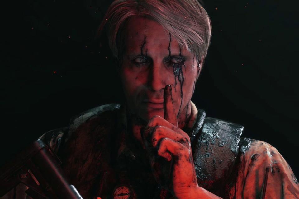 Auch er hebt den Finger - und hatte schon mal eine Rolle in einem Bond-Film, wenn auch nur als Bösewicht: Mads Mikkelsen verkörpert in "Death Stranding" den Antagonisten Cliff. (Bild: Sony)