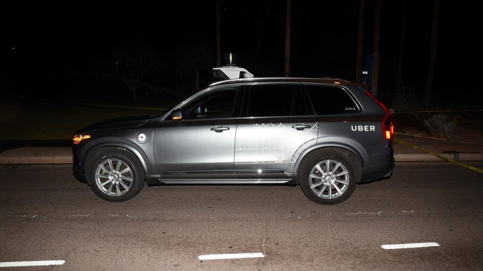 Bei einem Unfall im März 2018 hatte ein vom Computer gesteuerter Uber-Testwagen in der Stadt Tempe im Bundesstaat Arizona eine Frau getötet, die ein Fahrrad über eine mehrspurige Straße geschoben hatte.
