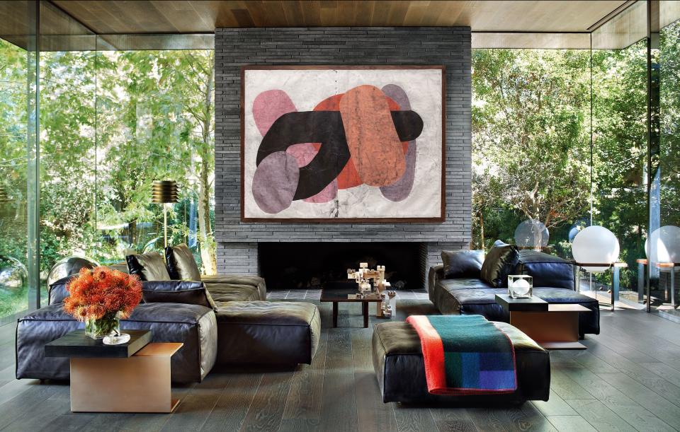It seems as if the sycamore trees of Los Angeles’s Mandeville Canyon are the walls of this home.