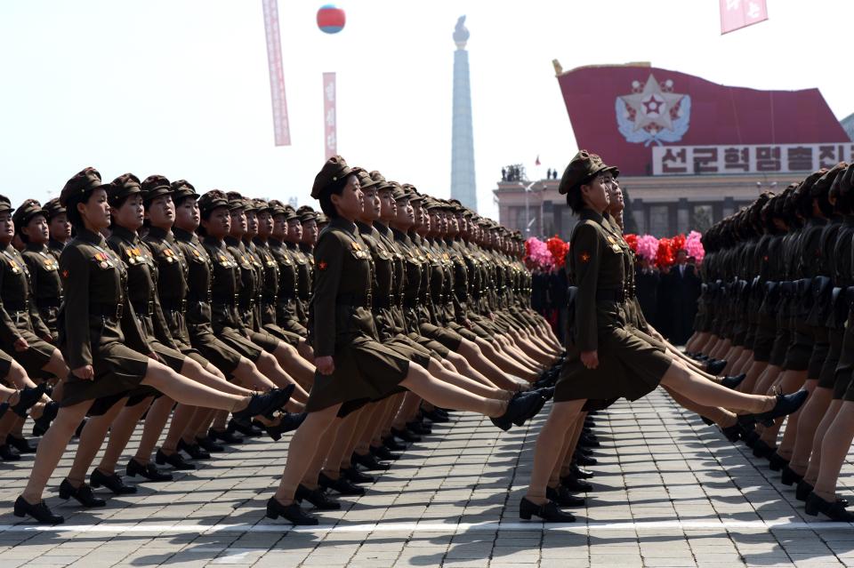 Diese nordkoreanischen weiblichen Soldaten marschieren während der Militärparade zum 100. Geburtstag von Landesvater Kim Il-Sung in Pjöngjang. Die Beine gerade gereckt, zeigen sie mehr Haut als eine Hand breit über dem Knie. Foto: Pedro Ugarte/AFP/Getty Images