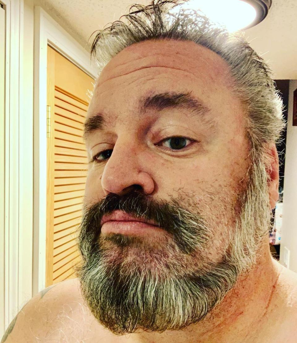 No tienes que renunciar a la barba poblada si quieres probar esta alocada tendencia viral. Así lo demostró <a href="https://www.instagram.com/fatkidluv/" rel="nofollow noopener" target="_blank" data-ylk="slk:@fatkidluv;elm:context_link;itc:0;sec:content-canvas" class="link ">@fatkidluv</a>, que publicó su versión el pasado 17 de enero. (Foto: Instagram / <a href="https://www.instagram.com/p/CKJ7o58lYzK/?utm_source=ig_embed" rel="nofollow noopener" target="_blank" data-ylk="slk:@fatkidluv;elm:context_link;itc:0;sec:content-canvas" class="link ">@fatkidluv</a>)