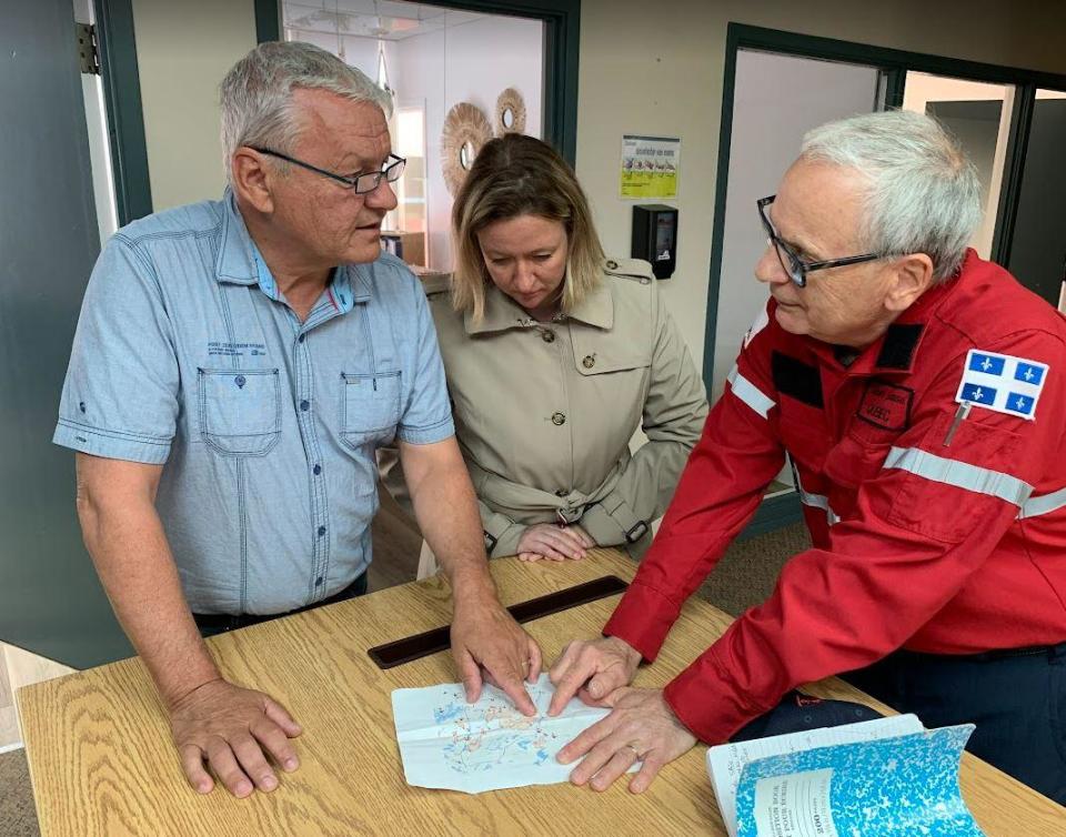 Mayor of Lebel-sur-Quévillon, Guy Lafrenière, pictured in 2023 evaluating a plan with the minister of natural ressources and forests, Maïté Blanchette Vézina, (centre) and Guy Lacasse from SOPFEU (right).