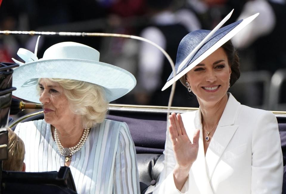 凱特王妃（右）與卡蜜拉坐馬車入場。（翻攝 The Royal Family推特）
