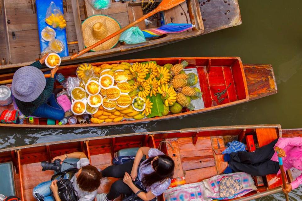 Bangkok Private Tour: Damnoen Saduak Floating Market & Maeklong Railway Market | Thailand. (Photo: KKday)