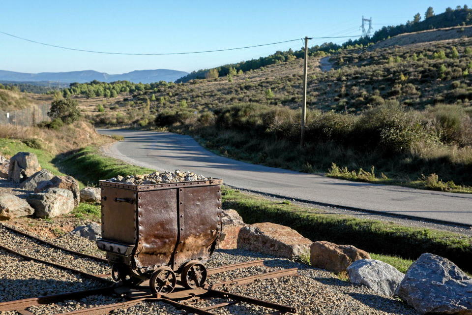 Près de Carcassonne, ce wagonnet signale le lieu de l’ancienne mine d’or de Salsigne, fermée dans les années 2000.  - Credit:Fred Scheiber/Sipa