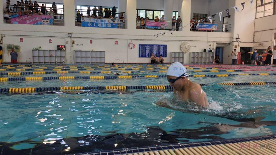 ▲彰化市中山國小舉辦校園「水上運動嘉年華會」，引導學童了解水域安全意識及自救技巧。（記者陳雅芳攝）