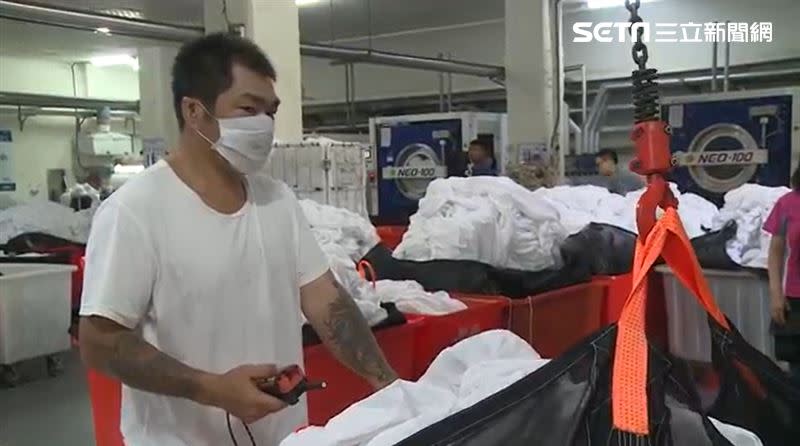 台東洗衣工廠忙翻，找來受刑人加入洗衣行列，提升洗衣效率趕上產量。（圖／記者王浩原攝影）