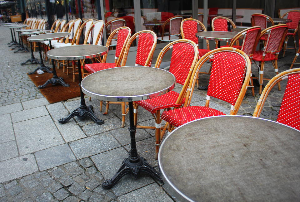 Die Cafés warten inzwischen in manchen Bundesländern schon wieder auf Gäste, so dicht wie hier werden sie dann aber nicht nebeneinander sitzen. (Symbolbild: Getty) .