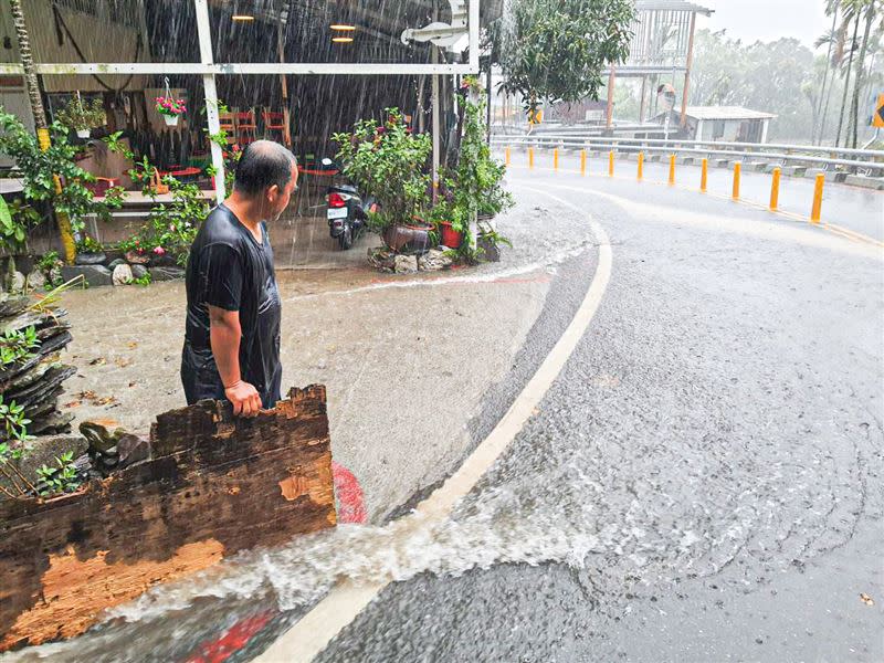 屏東霧台的神山部落昨日下午2點多降下大雨，部落民眾相當興奮。（圖／翻攝自潘孟安臉書）