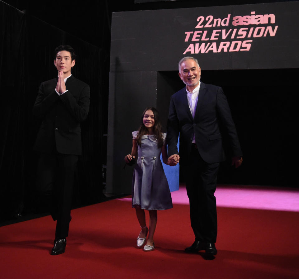 <p>Thai actor Kritsanapoom, Malaysian child actress Puteri Balqis and Singapore’s Zhu Houren walk the red carpet at the 22nd Asian Television Awards. (Photo: Joseph Nair for Yahoo Lifestyle Singapore) </p>