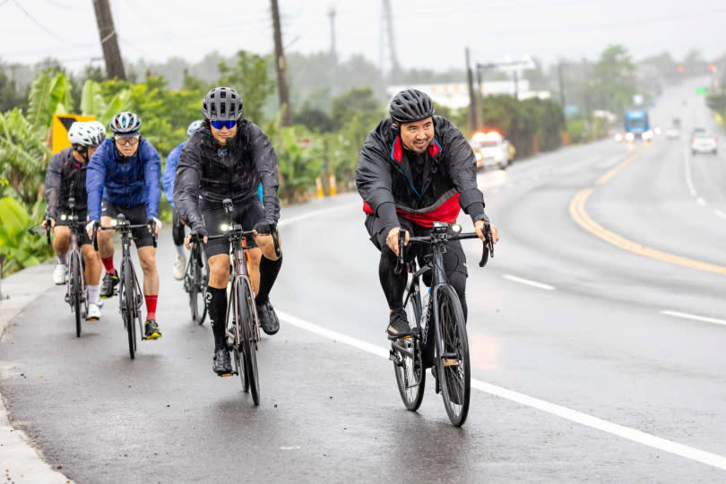 大來賓Matzka擔任地陪加入哈林小隊，大夥兒一起冒雨騎車。（圖／好看娛樂提供）