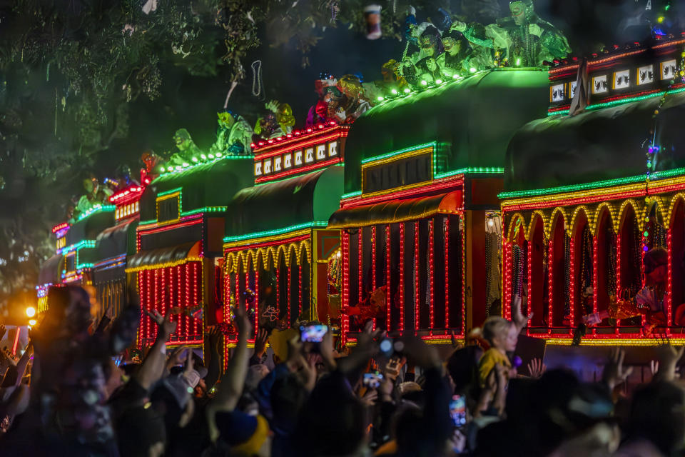 El tren del Krewe of Orpheus Smokey Mary circula por la avenida Napoleón de Nueva Orleans durante el Lundi Gras, el 12 de febrero de 2024. (Chris Granger/The Times-Picayune/The New Orleans Advocate vía AP)