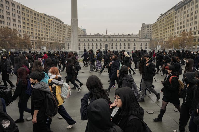 Estudiantes se manifiestan en Santiago de Chile, el viernes 27 de mayo de 2021