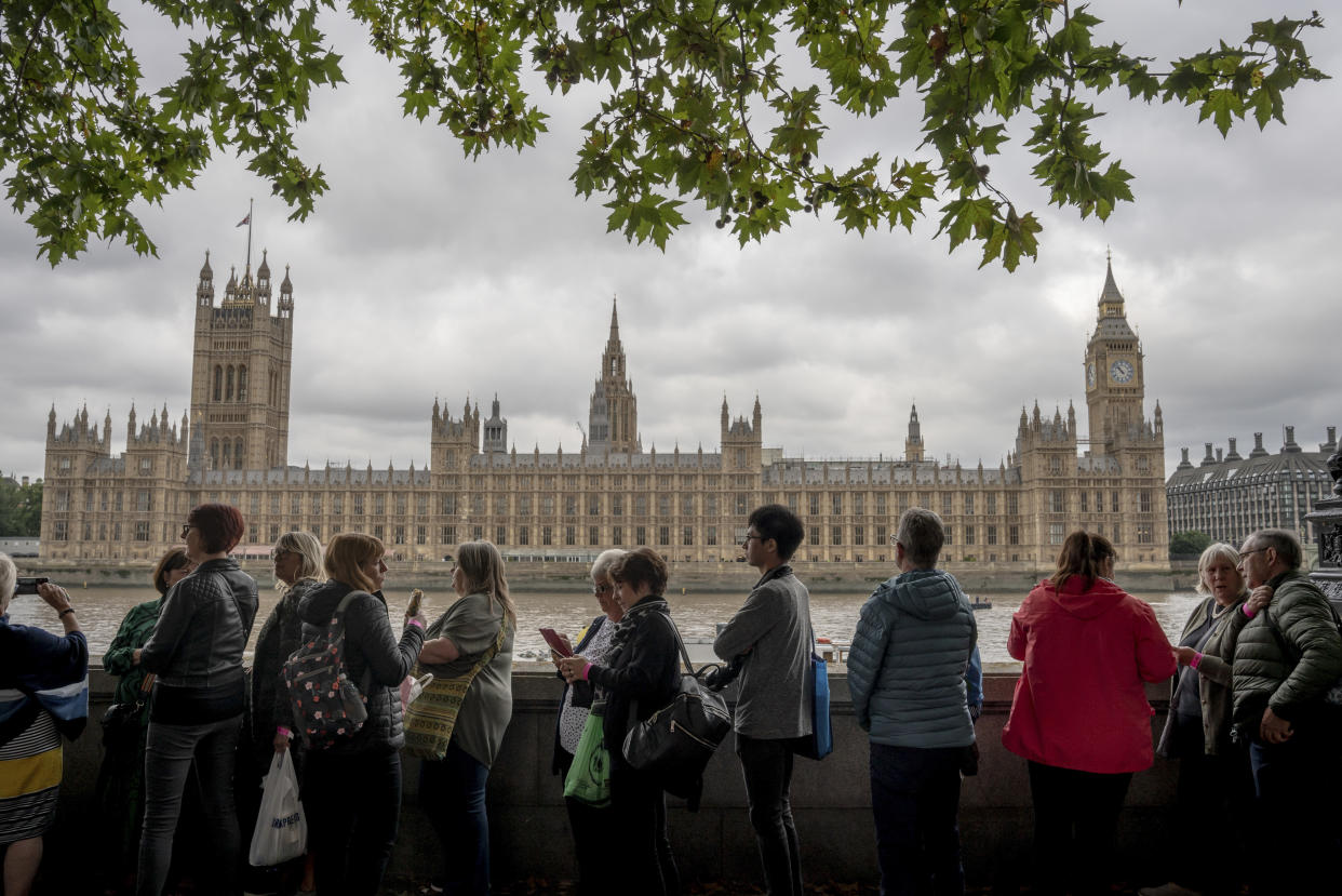 Un grupo de personas hace fila para presentar sus respetos a la reina Isabel II en Londres, el jueves 15 de septiembre de 2022. (Andrew Testa/The New York Times).