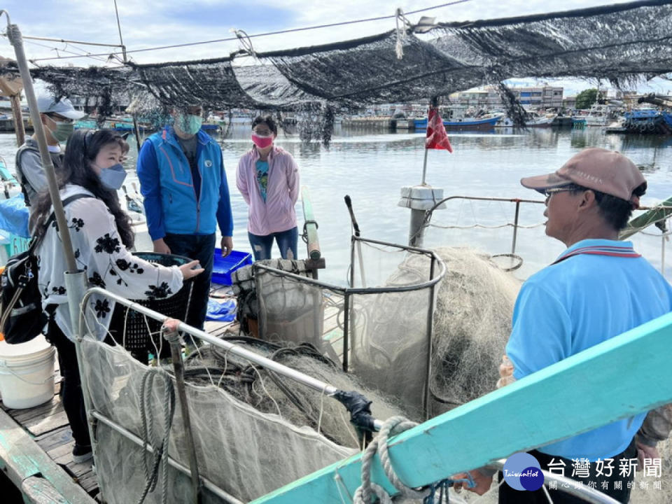 ▲海洋局聯合漁業署及林園區漁會於林園中芸漁港進行刺網實名制巡查及宣導。