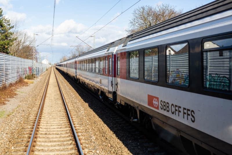 Swiss national railway operator SBB has tested a remotely-controlled locomotive with the aim of assessing whether the system could be useful in short journeys for maintenance work or for shuttling between construction sites. Philipp von Ditfurth/dpa