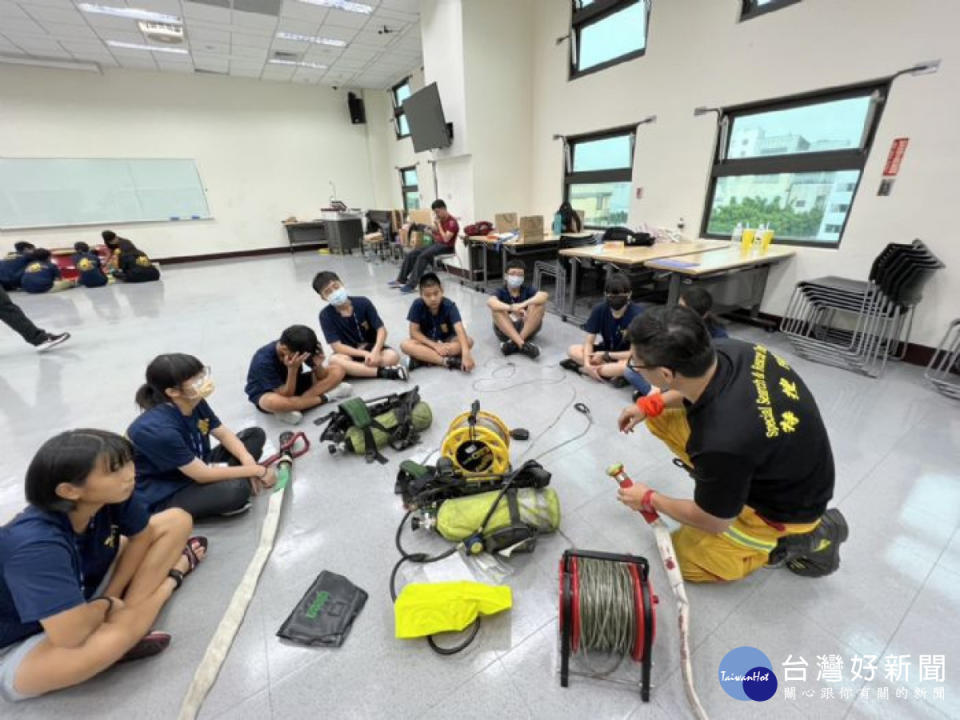 桃園市政府消防局在八德區防災教育館舉辦首次「消防少年體驗營」。 