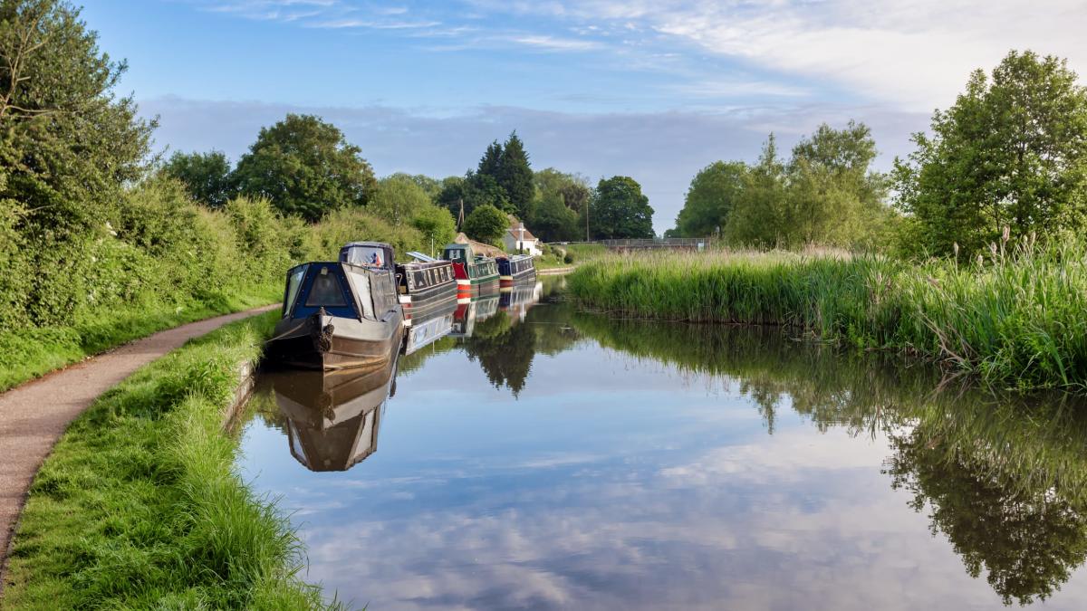 Discover the UK by Narrowboat: Travel Tips and Free Flight Secrets