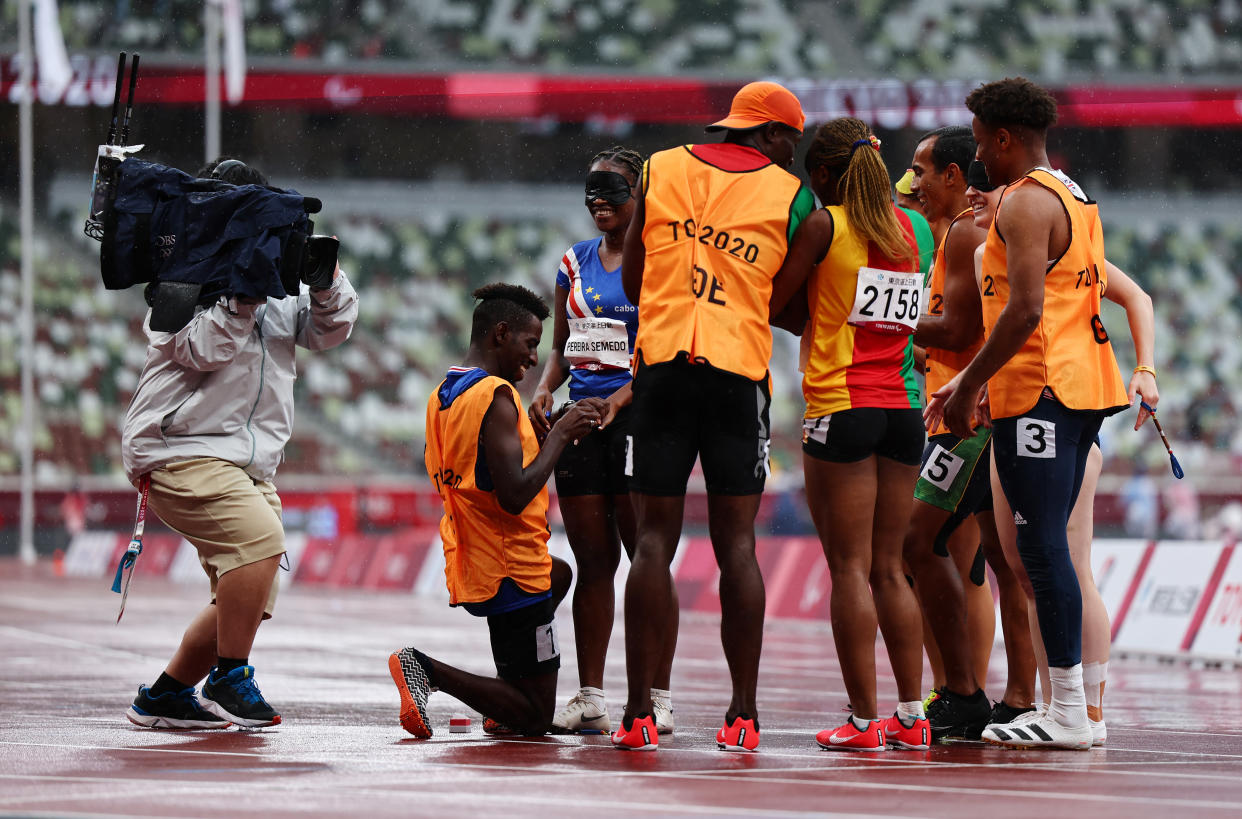 La velocista Keula Nidreia Pereira Semedo de Cabo Verde terminó la prueba femenina de 200 metros T11 y su guía, Manuel Antonio Vaz da Veiga, le pide su mano en la pista. (Foto: Reuters)