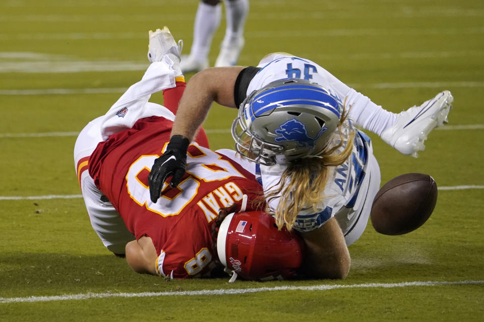 The ball gets away from Kansas City Chiefs tight end Noah Gray, left, as Detroit Lions linebacker Alex Anzalone (34) defends on an incomplete pass during the first half of an NFL football game Thursday, Sept. 7, 2023, in Kansas City, Mo. (AP Photo/Ed Zurga)