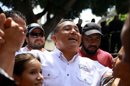 Venezuelan presidential candidate Javier Bertucci of the "Esperanza por el Cambio" party greets supporters during a campaign rally in Caracas, Venezuela May 13, 2018. REUTERS/Adriana Loureiro