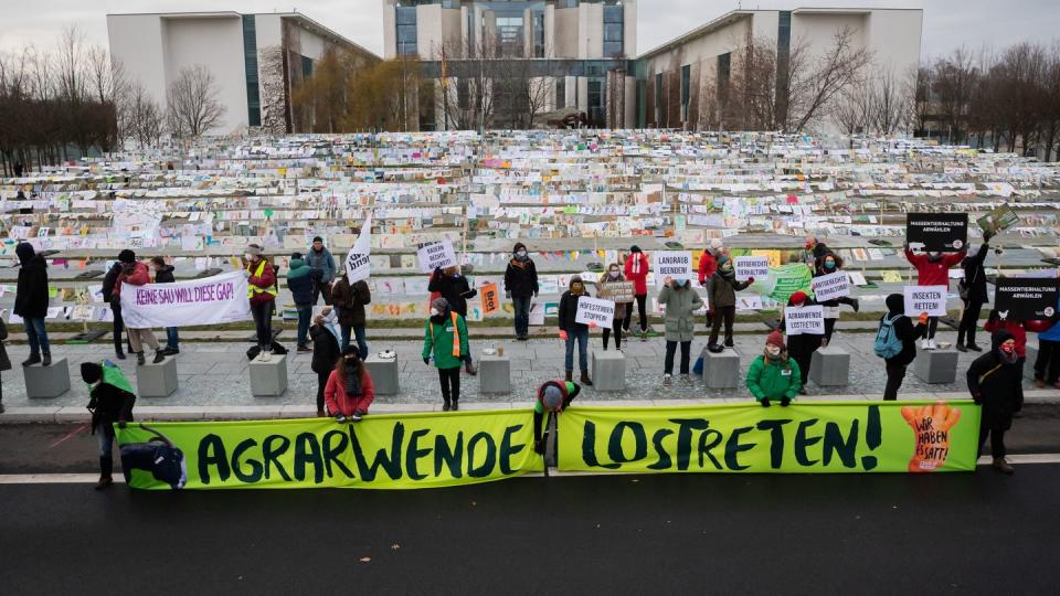 Protest gegen die aktuelle Agrar- und Ernährungspolitik Deutschlands vor dem Bundeskanzleramt.
