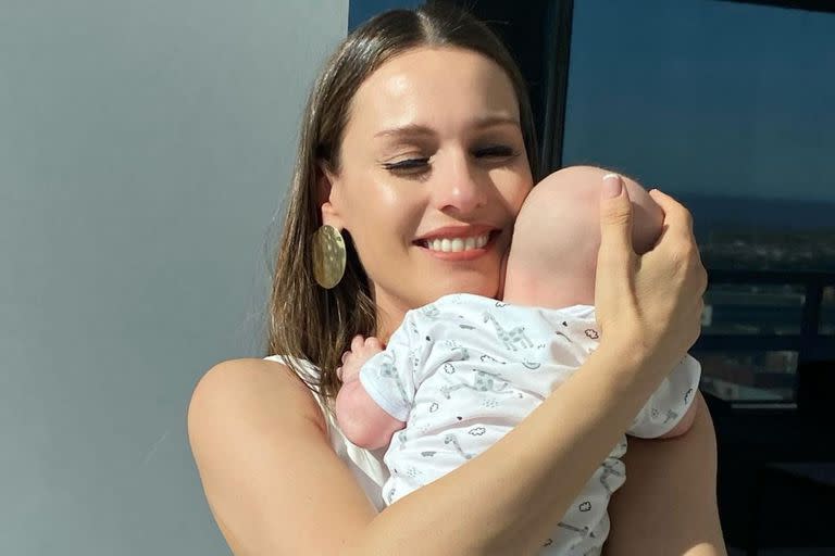 Pampita se mostró "embobada" con las imágenes de su hija Ana en la celebración de sus tres meses de vida (Foto: Instagram/@pampitaoficial)