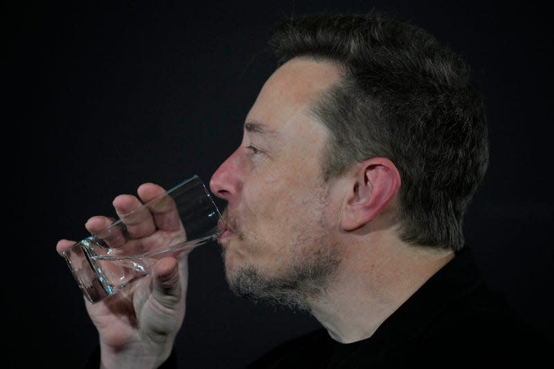 Elon Musk drinks during an in-conversation event with Britain’s Prime Minister Rishi Sunak in London, Thursday, Nov. 2, 2023. - Photo: Kirsty Wigglesworth (AP)