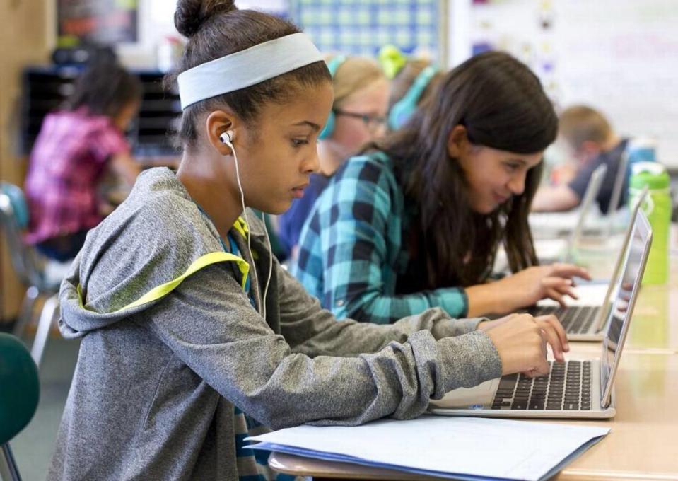 Maya Fotopoulos works on a laptop in Kim Ellison’s fifth grade language arts class at Powhatan Elementary School in Clayton in this 2015 file photo. The Johnston County school board has approved a shortened 168-day calendar for the 2024-25 school year. Robert Willett / rwillett@newsobserver.com