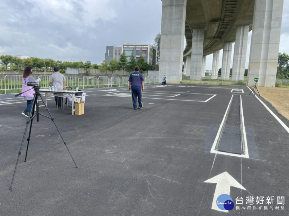 台中市潭子區公所於國道4號橋下空地，打造潭子區首座機車考照練習場。