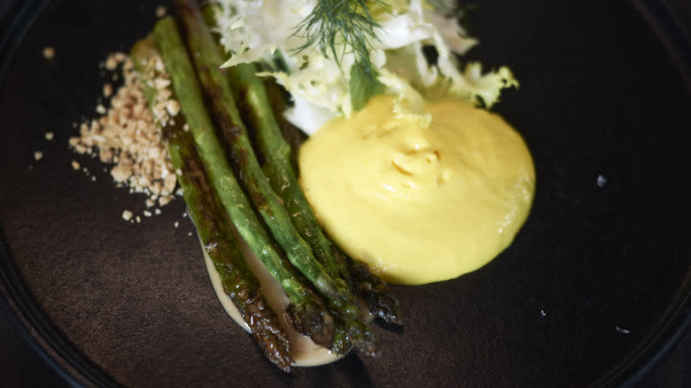 Béarnaise sauce with steak, salad, and asparagus