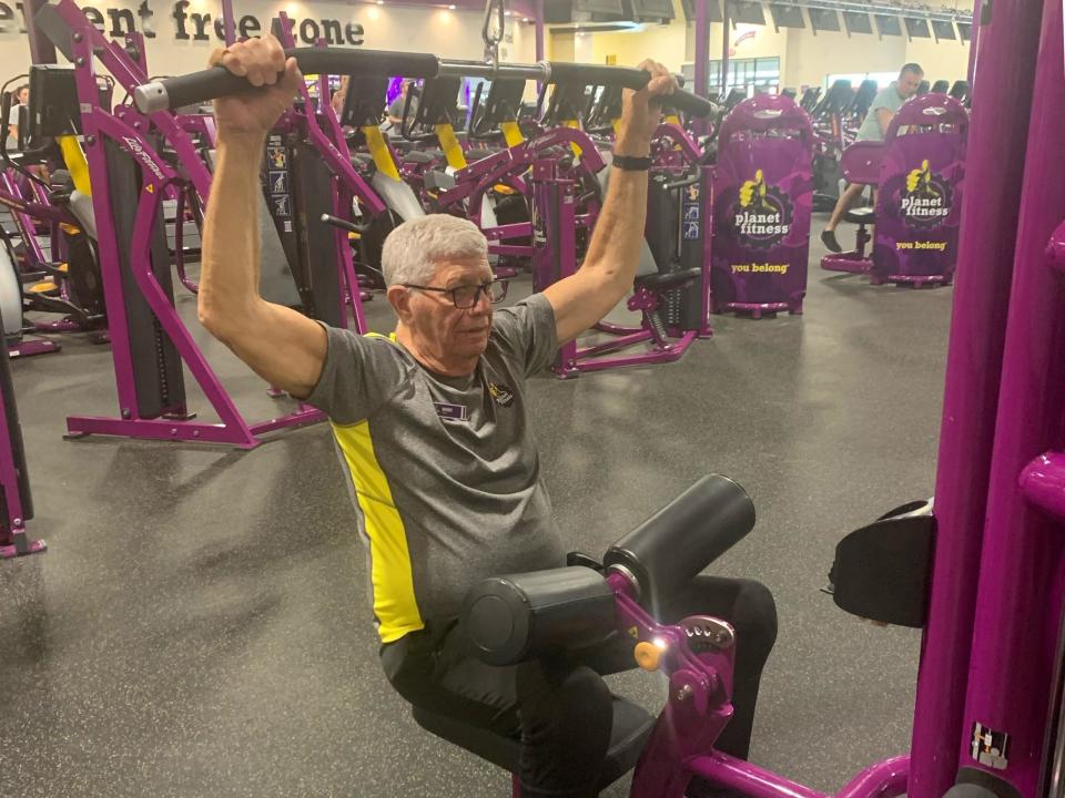 Harry King bei einer leichten Übung im Planet-Fitness-Fitnessstudio, in dem er arbeitet. - Copyright: Courtesy of Harry King