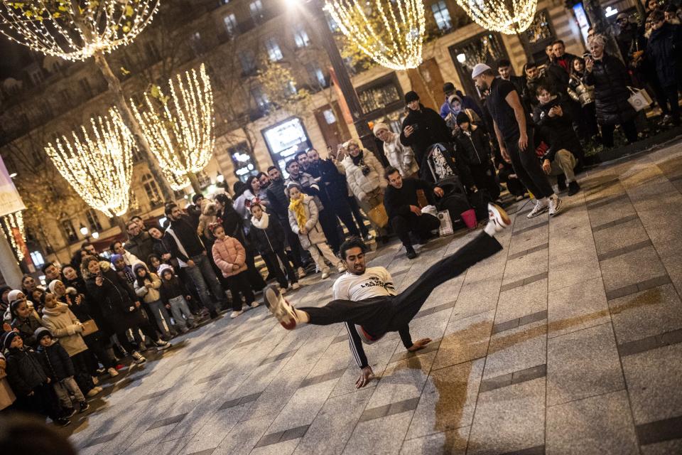 Se cree que el breaking surgió inicialmente como una forma de resolver rivalidades entre pandillas callejeras. Su estilo toma inspiración de distintas formas de danza y movimiento como la capoeira brasileña, el kung-fu, la gimnasia, el baile disco y el lindy hop (Foto: Getty Images)