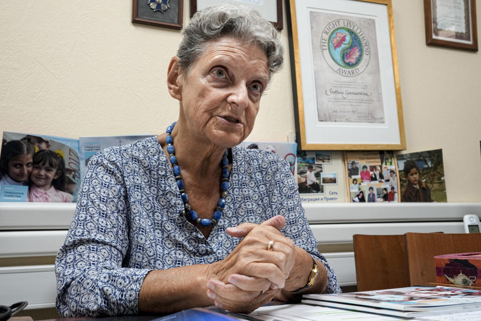 En esta imagen de archivo, la activista rusa por los derechos humanos Svetlana Gannushkina, presidenta del Comité de Asistencia Cívica, habla con reporteros en Moscú, Rusia, el 27 de agosto de 2021. (AP Foto/Alexander Zemlianichenko, archivo)