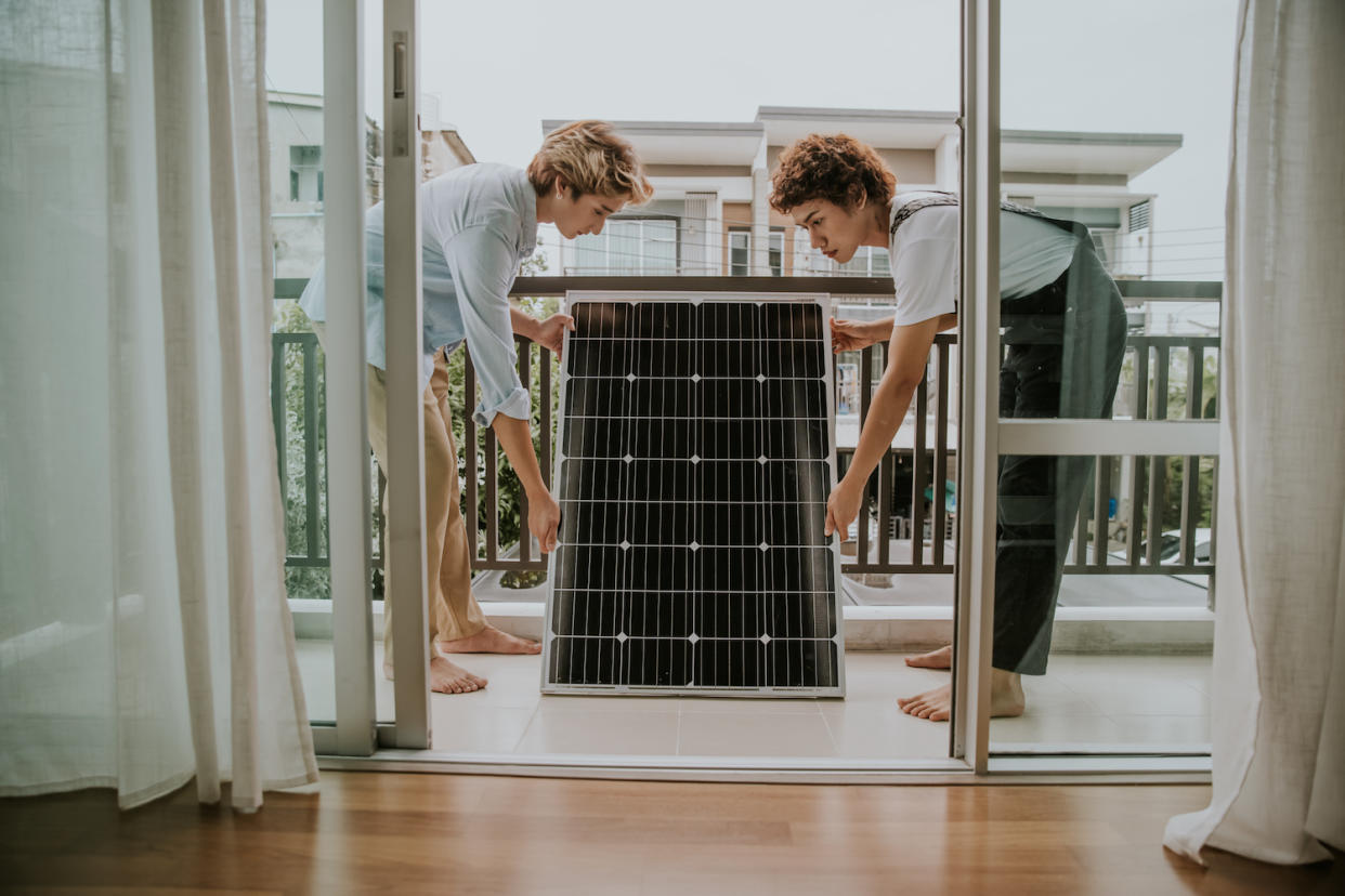 Solaranlagen für den Balkon werden in Folge der Energiekrise gehypet – und können von Laien selbst installiert werden. - Copyright: Erdark/Getty Images