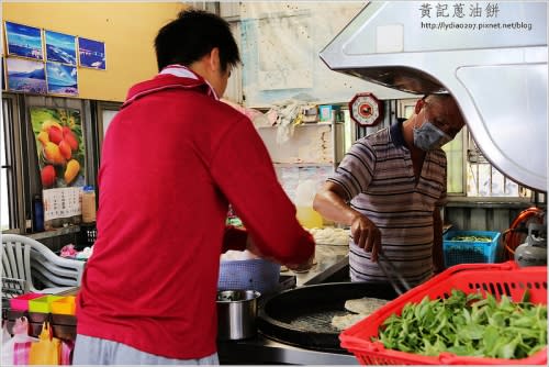 【食記│台東】海濱公園黃記蔥油餅~塔香加持、蔥爆量、邪惡雙蛋的限量蔥油餅