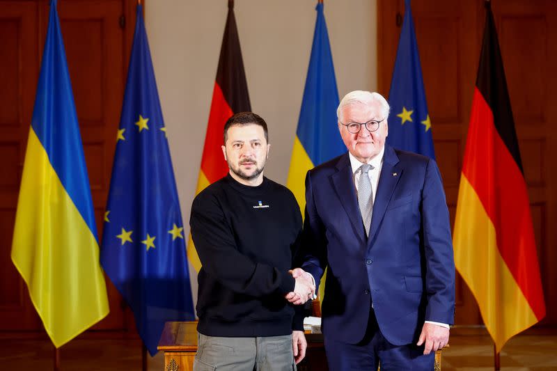 El presidente alemán Frank-Walter Steinmeier recibe al presidente de Ucrania, Volodímir Zelenski, en el palacio de Bellevue en Berlín